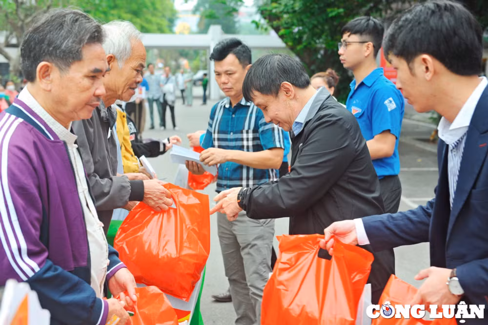 benh vien trung uong hue dua benh nhan co hoan canh kho khan ve que don tet hinh 2