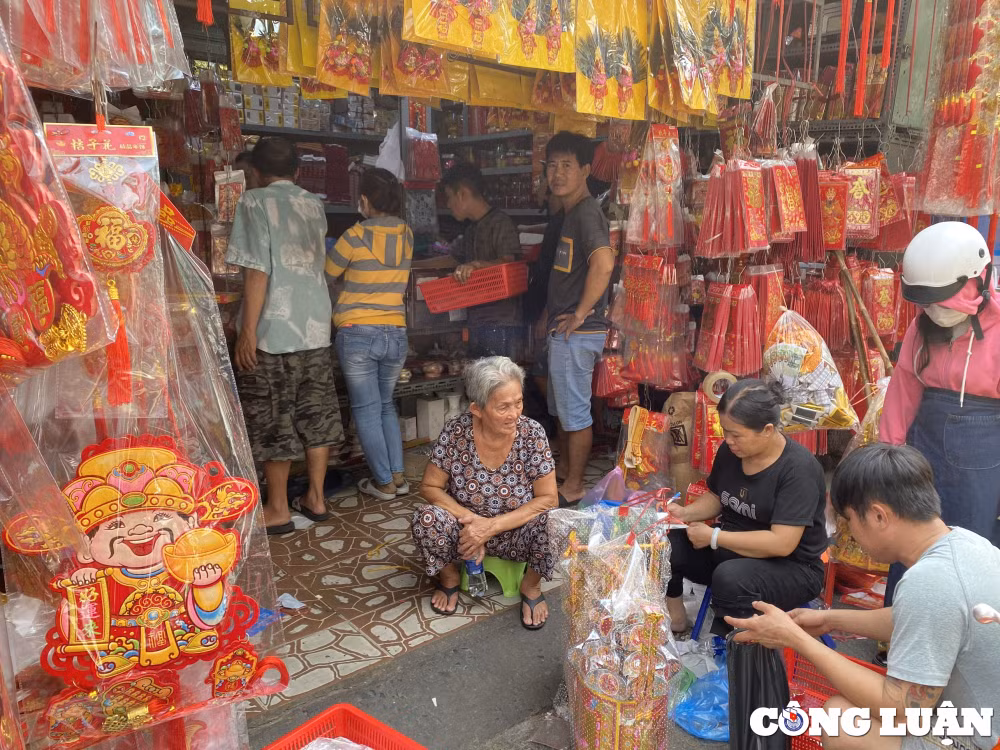 nguoi dan do xo den cho coi am lon nhat tp hcm mua do cung ong tao hinh 10