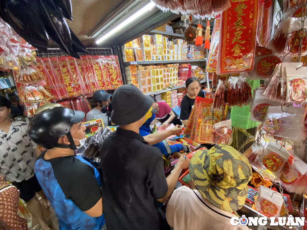 nguoi dan do xo den cho coi am lon nhat tp hcm mua do cung ong tao hinh 6