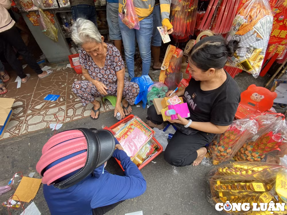 nguoi dan do xo den cho coi am lon nhat tp hcm mua do cung ong tao hinh 3