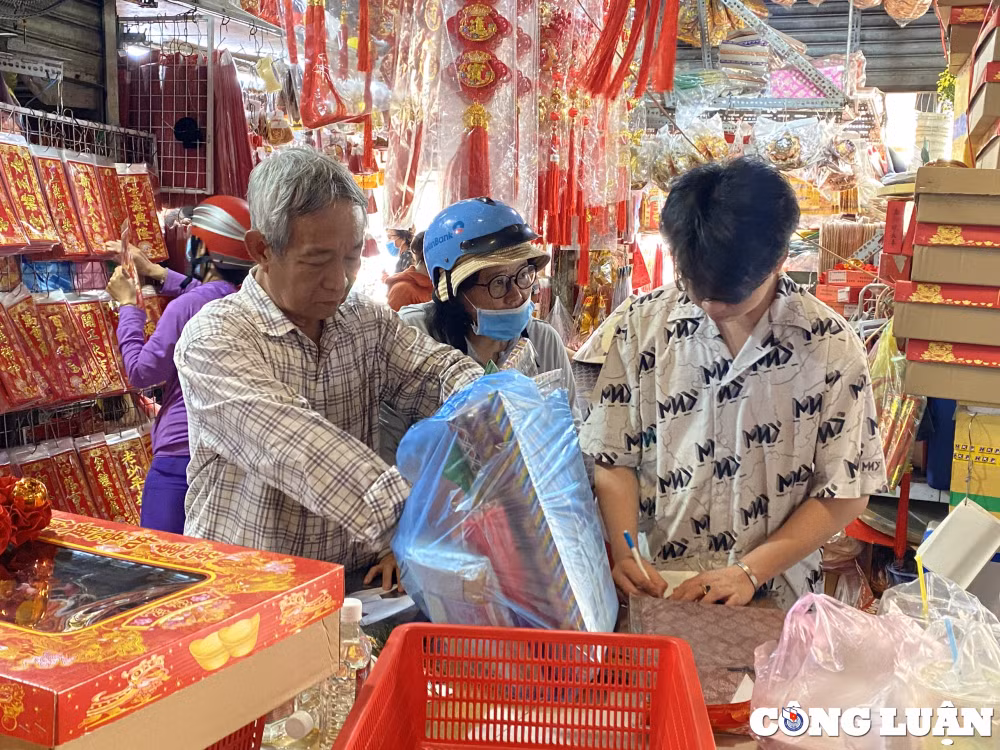 nguoi dan do xo den cho coi am lon nhat tp hcm mua do cung ong tao hinh 2