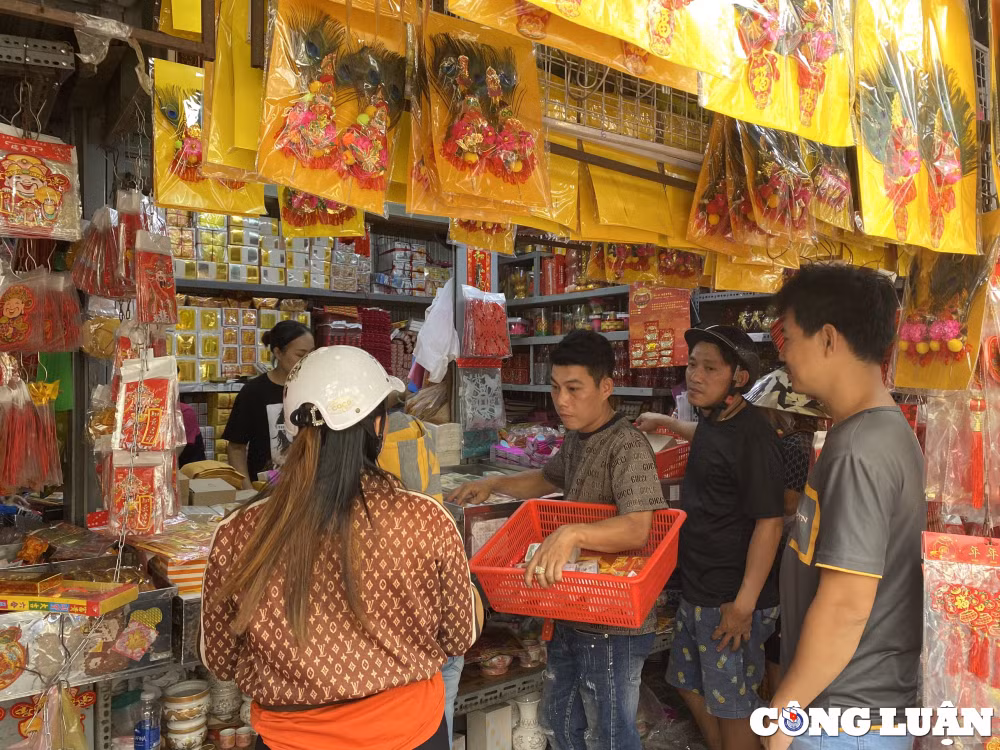 nguoi dan do xo den cho coi am lon nhat tp hcm mua do cung ong tao hinh 1