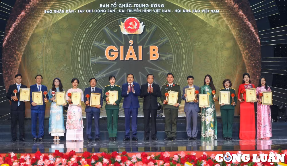 ton vinh tinh than sang tao tu duy chinh tri sac ben va trach nhiem xa hoi cua nguoi lam bao hinh 4