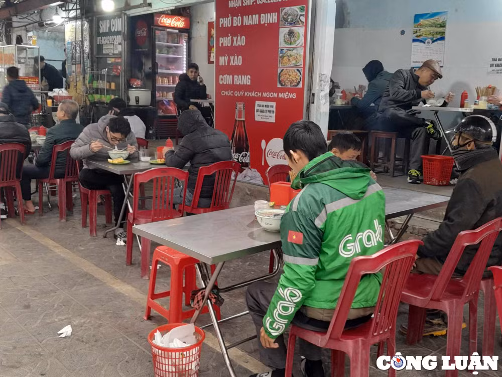 ngay cuoi nam nhieu lai xe om cong nghe van bam tru tai ha noi muu sinh hinh 3