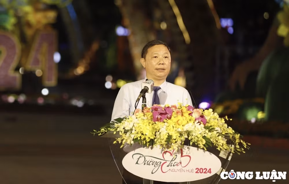 duong hoa nguyen hue tet giap thin 2024 dong nghet dem khai mac hinh 1