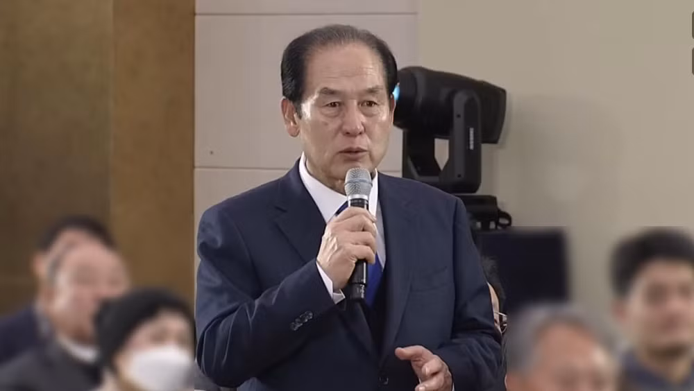 Ông Kim Hee-soo, Thống đốc huyện Jindo, phát biểu trong cuộc họp cộng đồng về đề xuất sáp nhập hành chính giữa thành phố Gwangju và tỉnh Nam Jeolla tại Trung tâm Văn hóa và Nghệ thuật Haenam ở Nam Jeolla vào ngày 4 tháng 2. [ẢNH CHỤP hình hình]