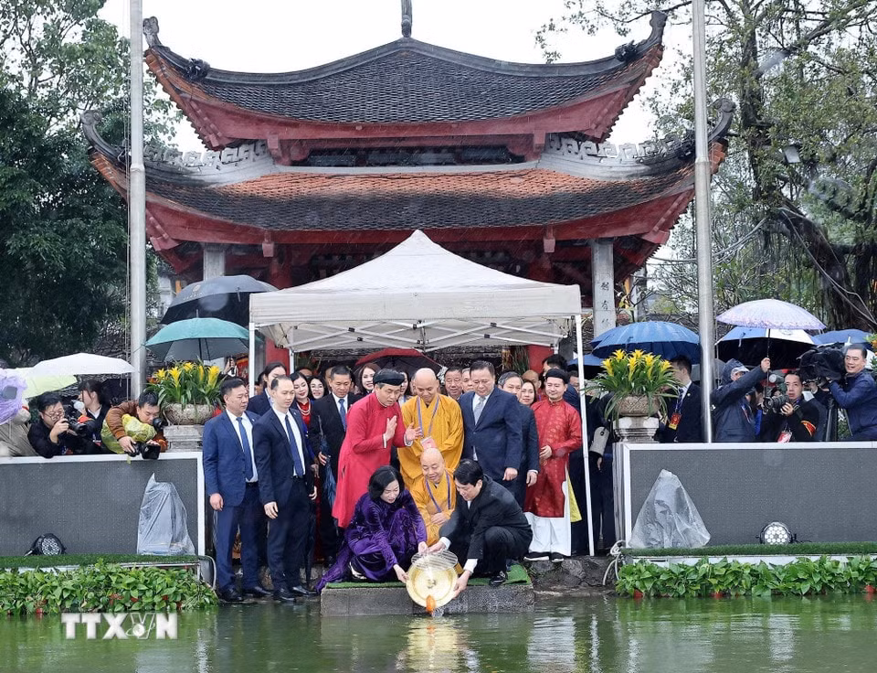 Chủ tịch nước Lương Cường và Phu nhân cùng các đại biểu thả cá chép tại Hồ Hoàn Kiếm. (Ảnh: Lâm Khánh/TTXVN)