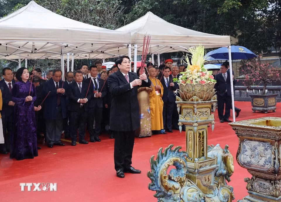 Chủ tịch nước Lương Cường dâng hương trước tượng đài Lý Thái Tổ. (Ảnh: Lâm Khánh/TTXVN)