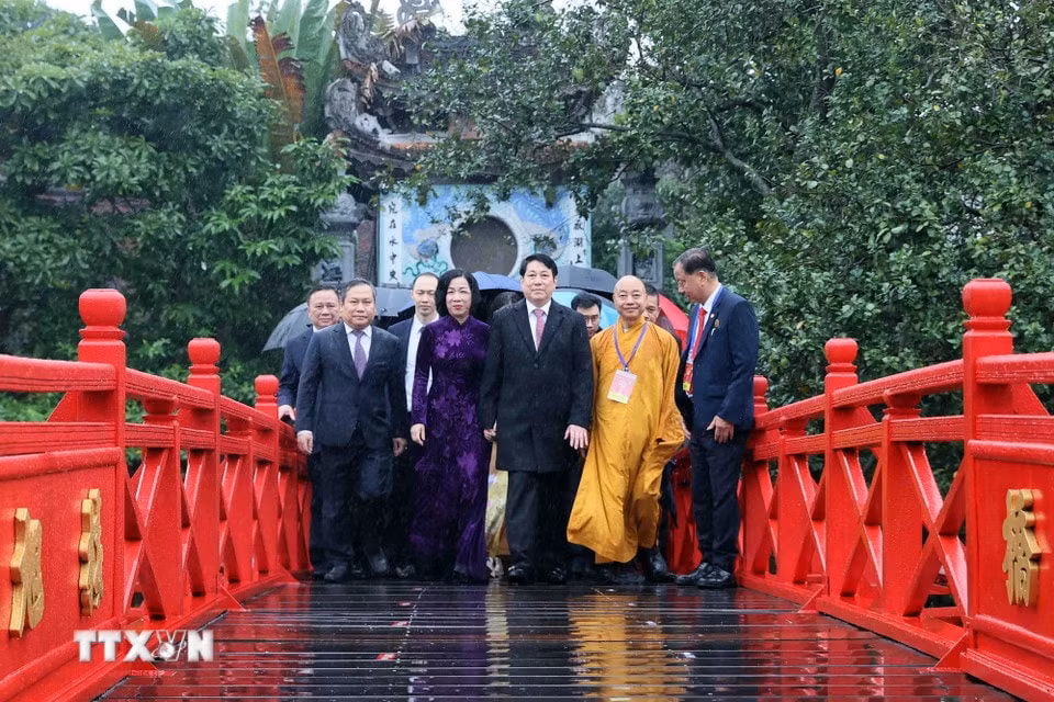 Chủ tịch nước Lương Cường và Phu nhân cùng các đại biểu đến dâng hương tại đền Ngọc Sơn. (Ảnh: TTXVN)