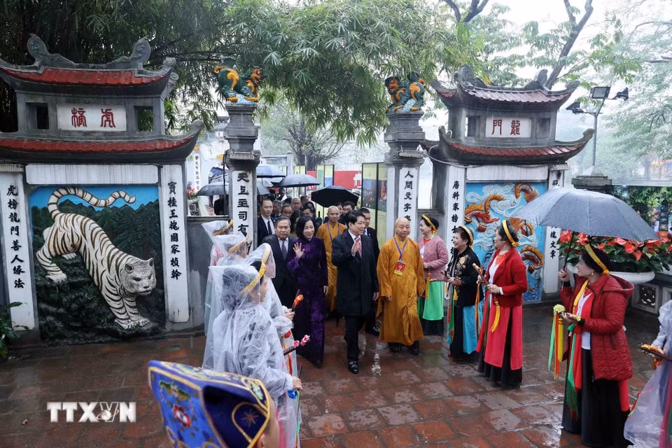 Chủ tịch nước Lương Cường và Phu nhân cùng các đại biểu đến dâng hương tại đền Ngọc Sơn. (Ảnh: TTXVN)