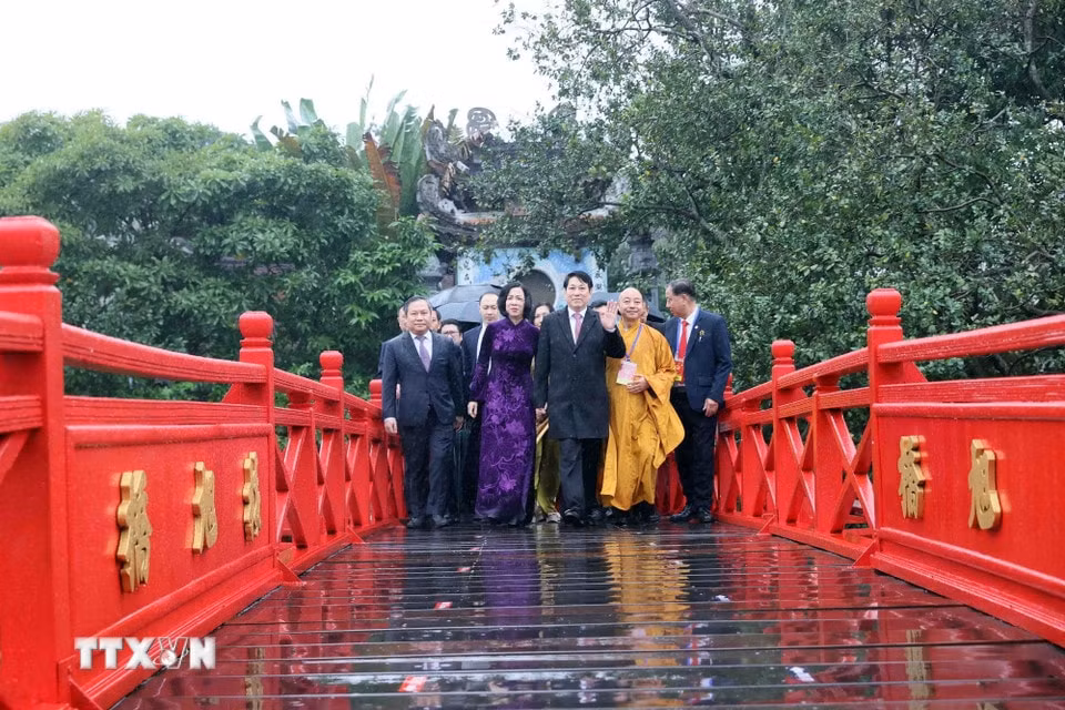 Chủ tịch nước Lương Cường và Phu nhân cùng các đại biểu đến dâng hương tại đền Ngọc Sơn. (Ảnh: TTXVN)