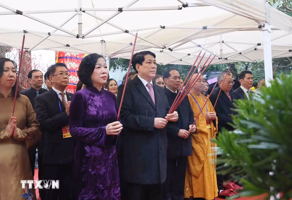 Chủ tịch nước Lương Cường và Phu nhân cùng các đại biểu dâng hương tại Ngọc Sơn. (Ảnh: An Đăng/TTXVN)