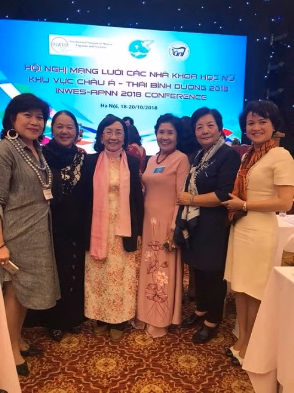 ThS.DS Nguyễn Thị Hương Liên (ngoài cùng bên phải) chụp ảnh cùng các nữ trí thức và nữ doanh nhân trong sự kiện.