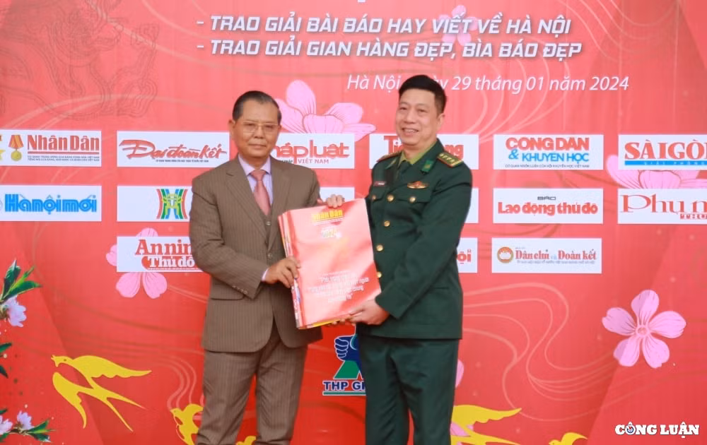 hoi bao xuan giap thin ha noi 2024 trao tang an pham cho can bo chien sy bo doi bien phong hinh 2