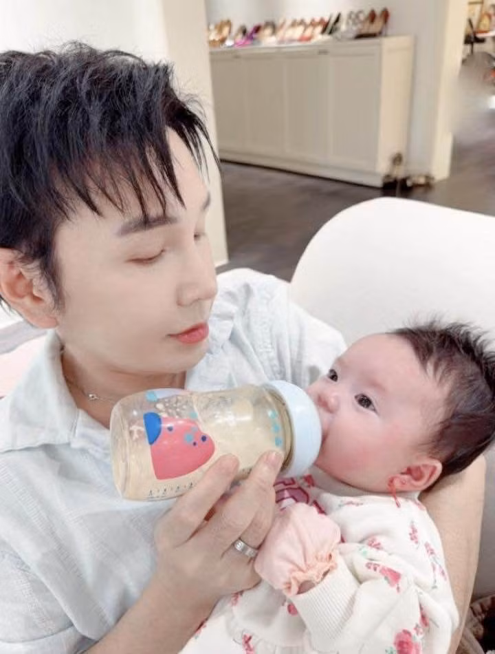 NSƯT Vũ Luân chăm con khéo léo.