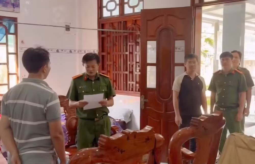 cong_an_kham_xet_noi_o_lam_viec_cua_nguyen_viet_phuong_la_mot_trong_8_dong_pham-1-.jpg