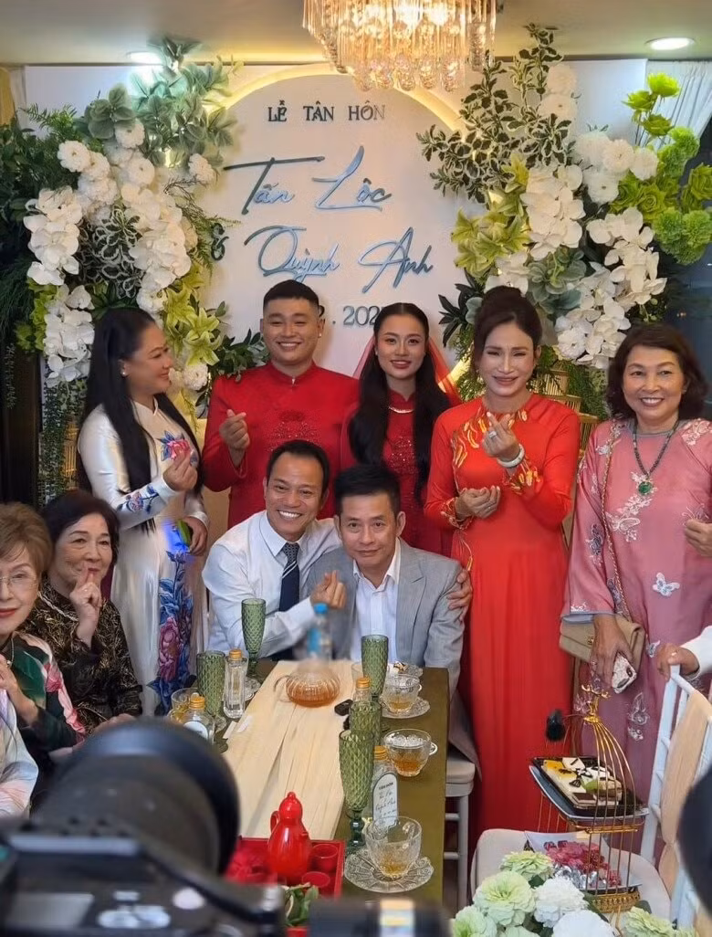 Nghệ sĩ Tấn Beo được vợ chồng con trai và gia đình thông gia quây quần động viên.