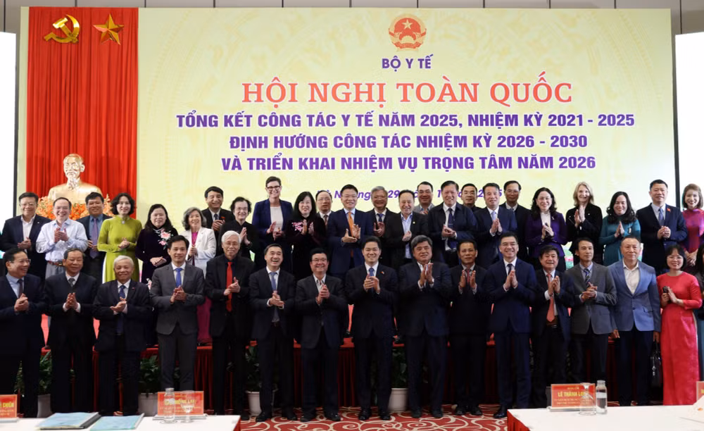 Phó Thủ tướng Lê Thành Long: Cần triển khai hiệu quả các cơ chế, chính sách đặc biệt tạo đột phá cho ngành Y tế- Ảnh 4.