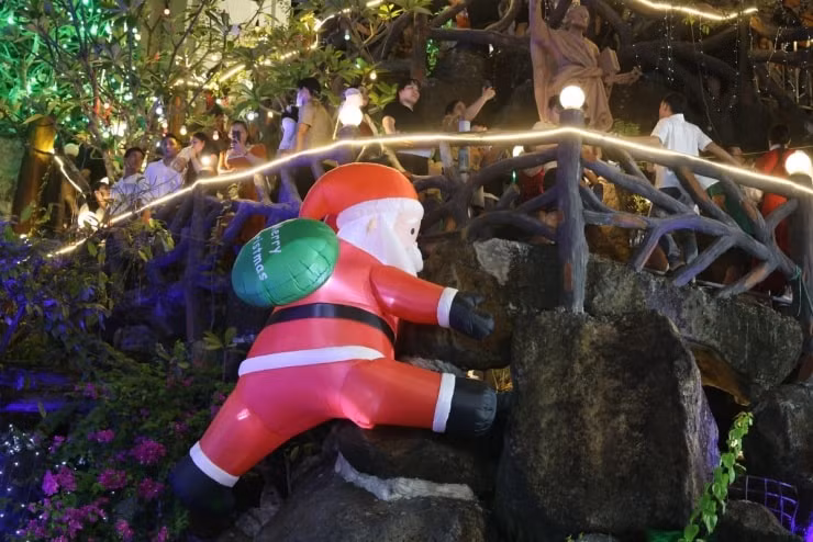 Mô hình Ông già Noel leo tường gây thích thú cho du khách nhỏ tuổi