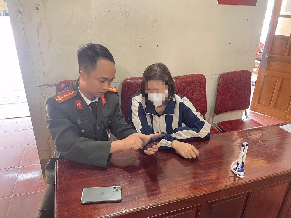 Công an xã Kim Bảng giải thích về các thủ đoạn lừa đảo cho em N.