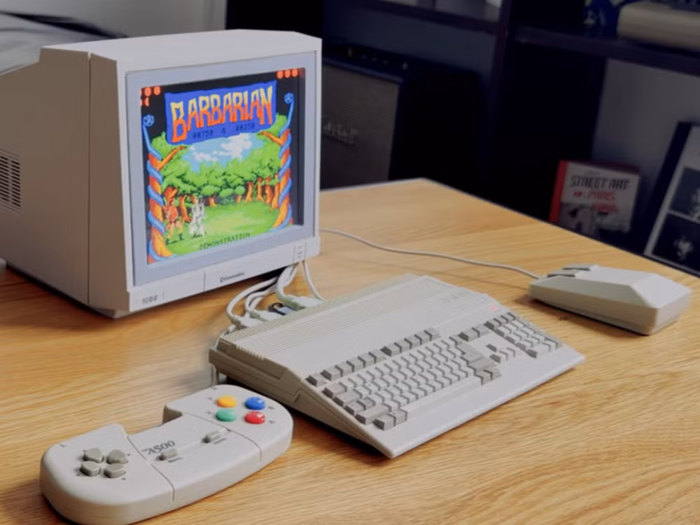 Cận cảnh màn hình Commodore 1084 mini được đặt cạnh các hệ máy Amiga 500 Mini và C64 Mini