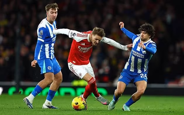 Đội hình Arsenal cho thấy sự lỳ lợm và kiên cường hơn trong cuộc đua vô địch