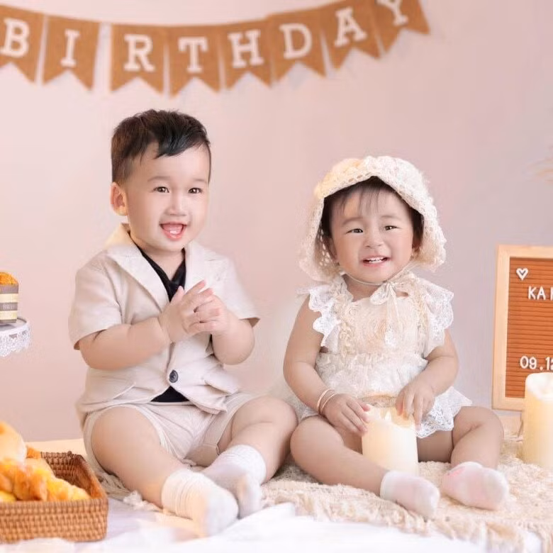 Các con của Thanh Đoàn và Hà Trí Quang mới 3 tuổi đã bộc lộ năng khiếu nghệ thuật.