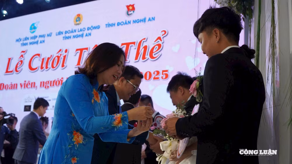 Ban Tổ chức trao nhẫn cưới cho 11 cặp đôi, biểu tượng của sự gắn kết bền lâu và lời hẹn ước trăm năm