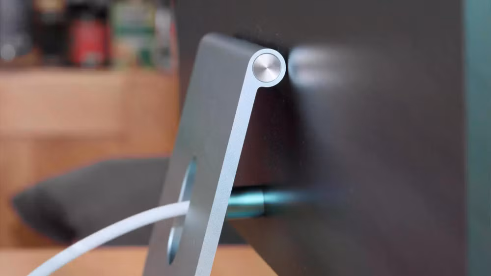 Góc nghiêng của iMac M4 cho thấy độ mỏng ấn tượng của thân máy