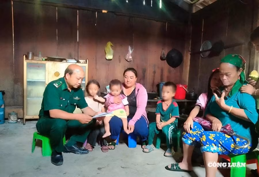 Ngoài giờ dạy trên lớp, Trung tá Pó còn đến nhà phụ đạo thêm cho học viên.