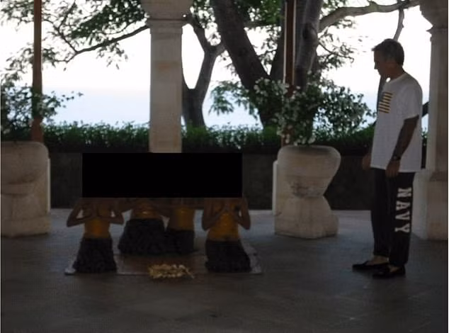 Epstein được nhìn thấy tại một địa điểm không được tiết lộ, đang quan sát mọi người thiền định.