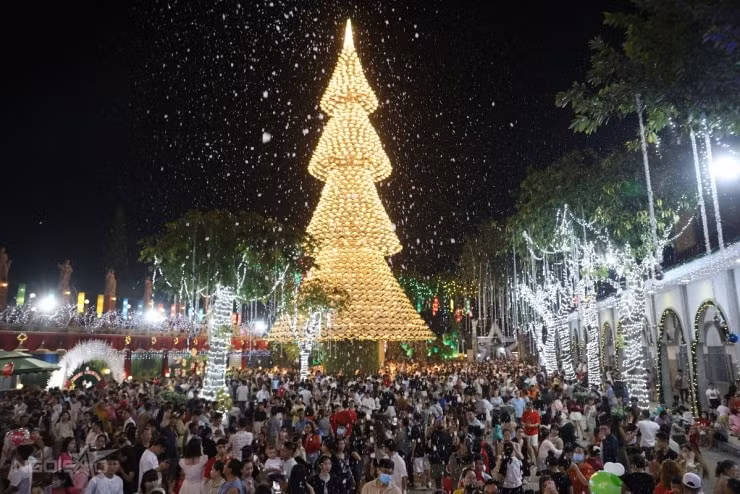Hàng nghìn người dân đổ về khuôn viên nhà thờ Hà Phát tối 21/12