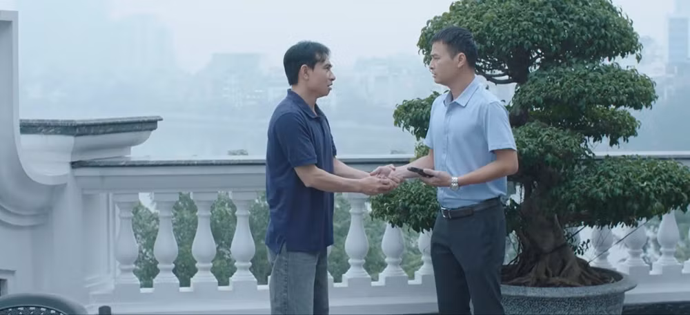 Kiểm sát viên Hương dùng các biện pháp tâm lý để thuyết phục Vinh khai nhận sự thật.