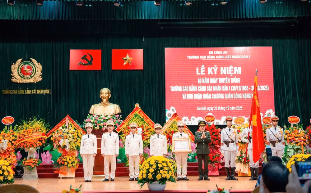 Bộ trưởng Lương Tam Quang trao Huân chương Quân công hạng Nhì cho Trường Cao đẳng CSND I
