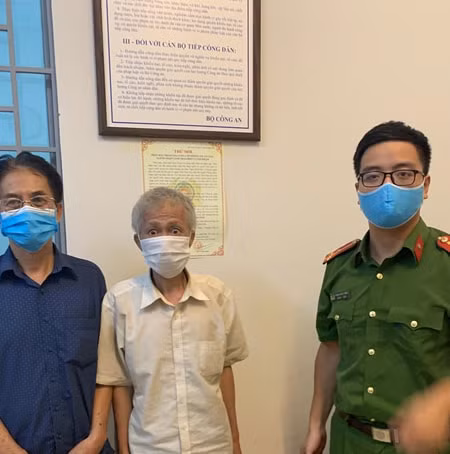 Ông Vinh đến Công an phưởng Cổ Nhuế 1 để xác nhận người thân và đón em trai về nhà.