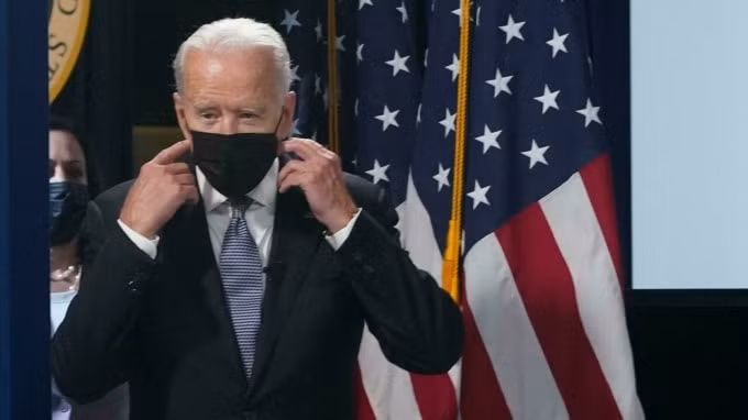 Tổng thống Hoa Kỳ Joe Biden cho biết các hạn chế virus mới có thể được áp dụng khi các trường hợp tăng cao. Ảnh: AFP