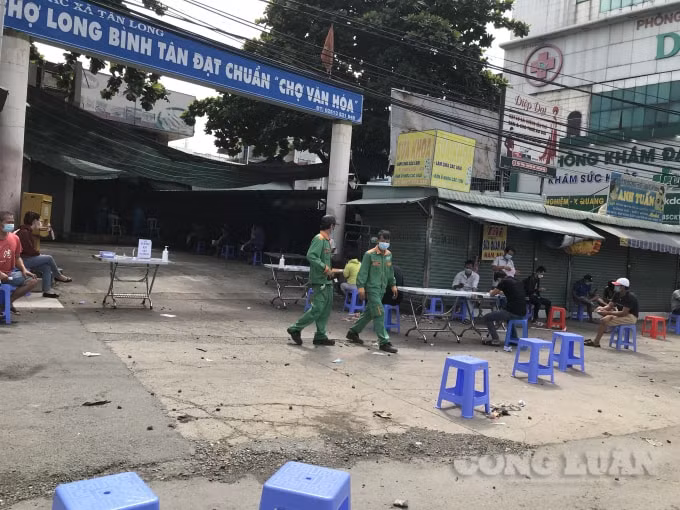 Xét nghiệm sàng lọc Covid-19 cho công nhân.