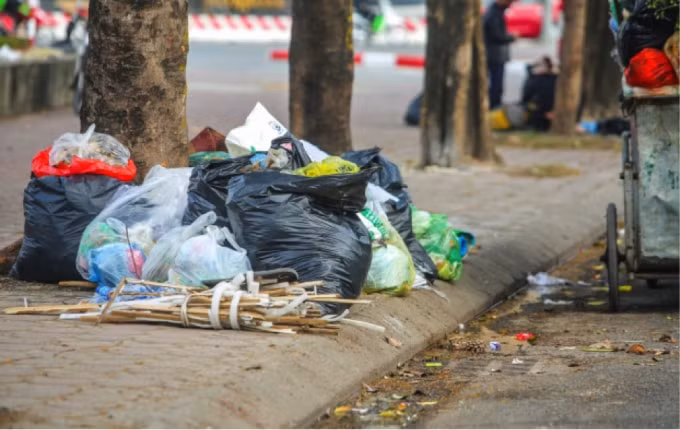 Một bộ phận người dân ý thức chưa tốt, vứt rác không đúng nơi quy định, gây khó khăn cho những người dọn rác.