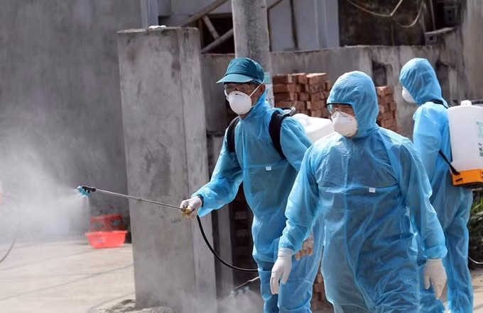Nhân viên y tế tiến hành phun khử khuẩn phòng, chống dịch bệnh Covid-19. Ảnh: minh họa