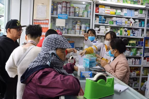 Tình trạng khan hiếm khẩu trang khiến nhiều người hoang mang. Ảnh: PV