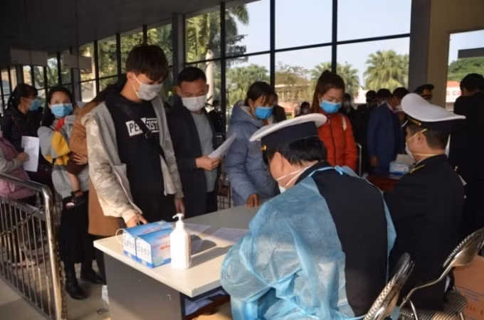 Người dân và du khách qua cửa khẩu quốc tế Móng Cái. Ảnh TL.