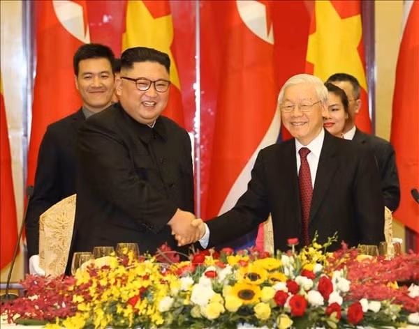 Tổng Bí thư, Chủ tịch nước Nguyễn Phú Trọng chào mừng Chủ tịch Triều Tiên Kim Jong-un chuyến thăm hữu nghị chính thức Việt Nam tháng 3/2019. Ảnh: TTXVN
