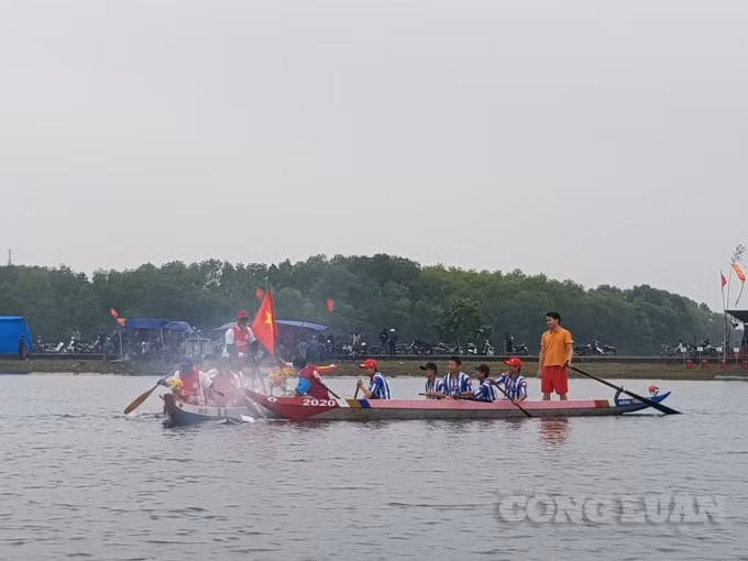 Các đội đua làm lễ thắp nhan cầu may mắn tại vè trung tiêu.