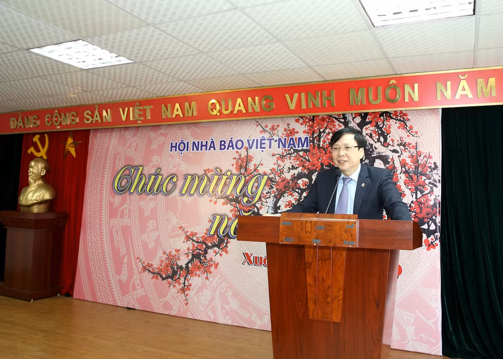 Đồng chí Hồ Quang Lợi, Phó Chủ tịch Thường trực Hội Nhà báo Việt Nam phát biểu tại buổi gặp mặt đầu xuân. Ảnh: Sơn Hải