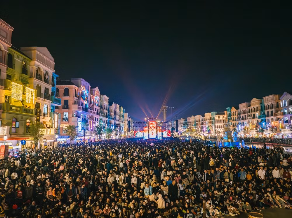 pho dong grand world ha noi ruc ro voi man ban phao hoa chao nam moi 2024 hinh 5