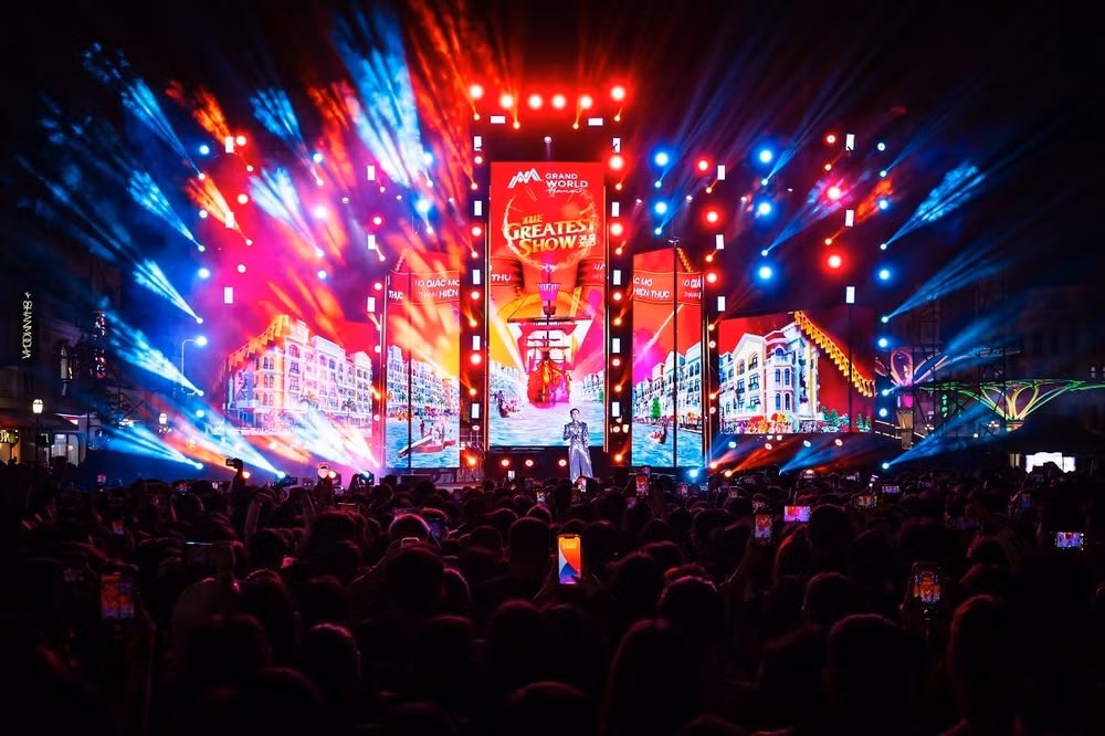 pho dong grand world ha noi ruc ro voi man ban phao hoa chao nam moi 2024 hinh 7