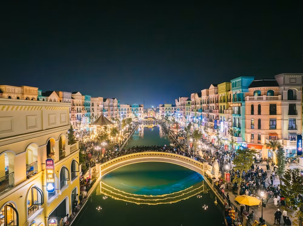 pho dong grand world ha noi ruc ro voi man ban phao hoa chao nam moi 2024 hinh 3