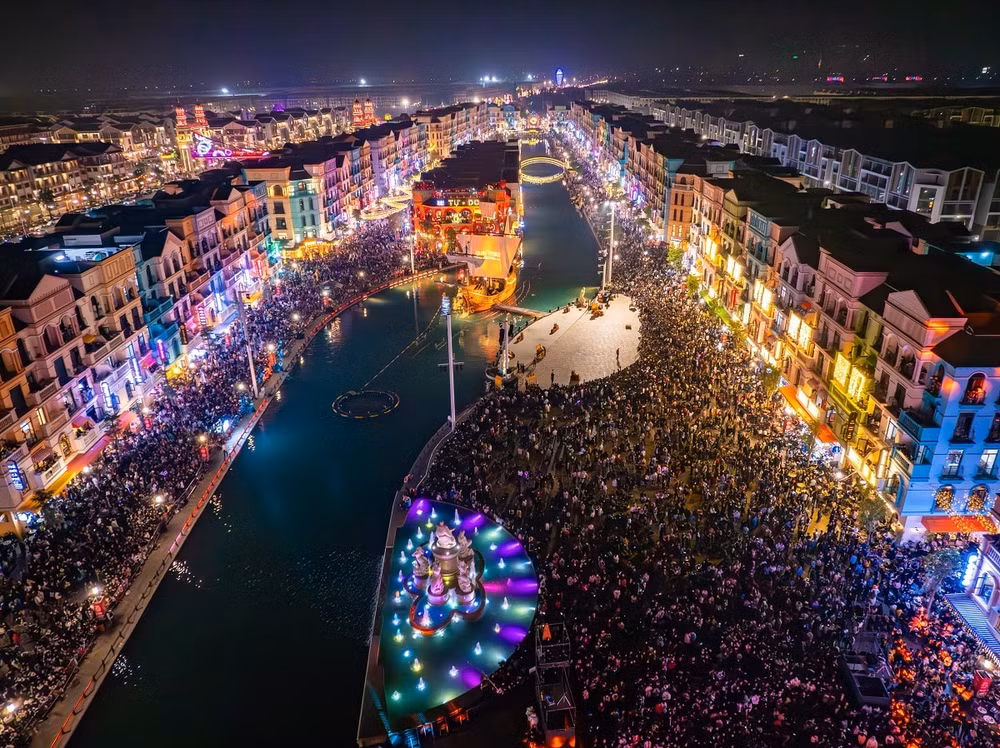 pho dong grand world ha noi ruc ro voi man ban phao hoa chao nam moi 2024 hinh 4