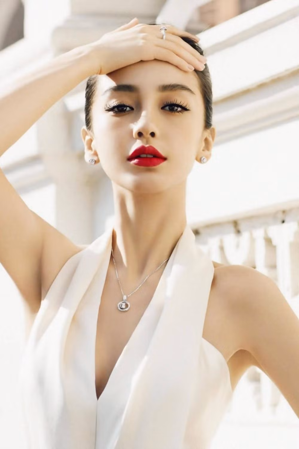 choang voi muc thu lao quang cao cua angelababy hinh 3