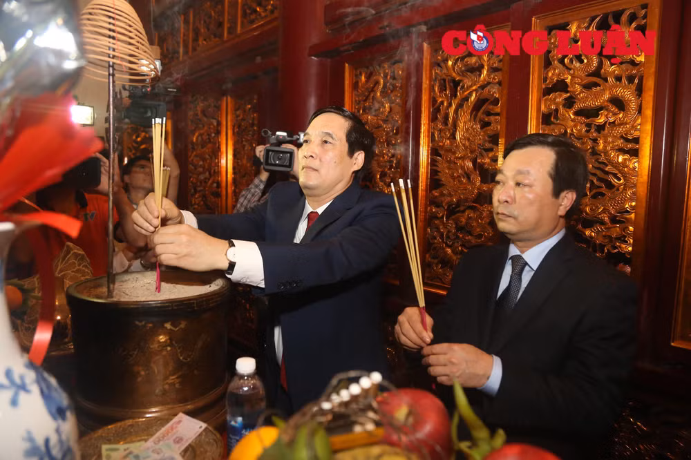 Đồng chí Bùi Minh Châu, Bí thư Tỉnh ủy, Chủ tịch UBND tỉnh Phú Thọ (bên trái) cùng đoàn đại biểu kính dâng hương tưởng niệm, tri ân công đức các Vua Hùng.